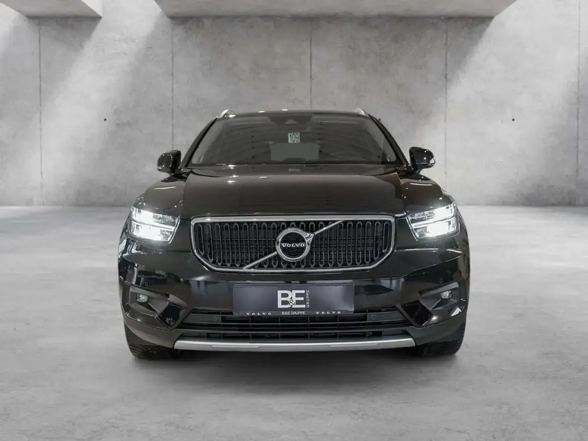Gebraucht Volvo XC40 Momentum 163 PS (119 kW) 2021 Onyx schwarz SUV