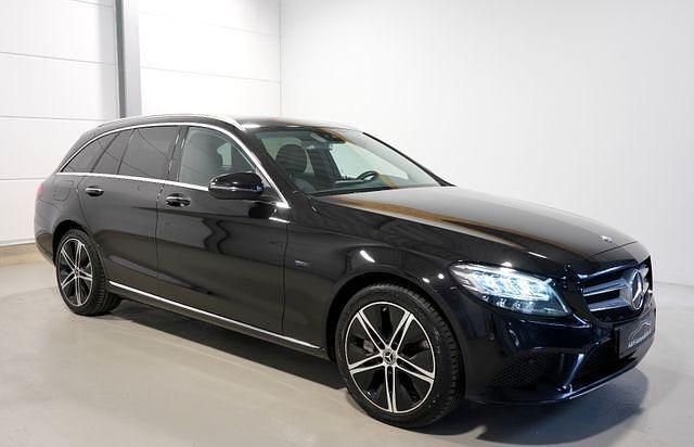 Schwarz Gebraucht 2020 Mercedes C300e Avantgarde Limousine | 22.450 € (Fairer Preis) - Bild 1/4