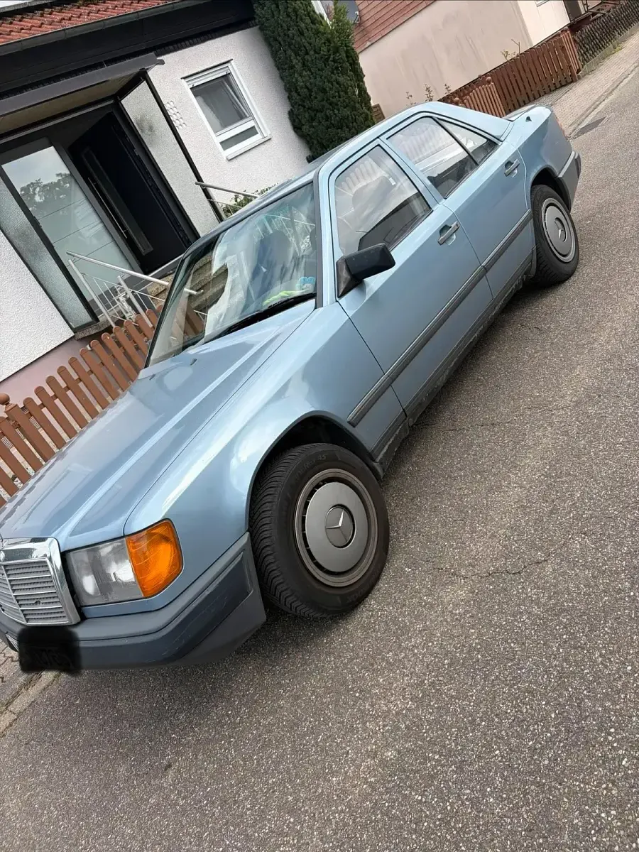 Gebraucht Mercedes E230 132 PS (97 kW) 1988 Blau Limousine