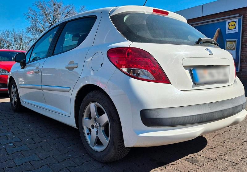 Weiß Gebraucht 2011 Peugeot 207 Limousine | 3.650 € (Fairer Preis) - Bild 1/4