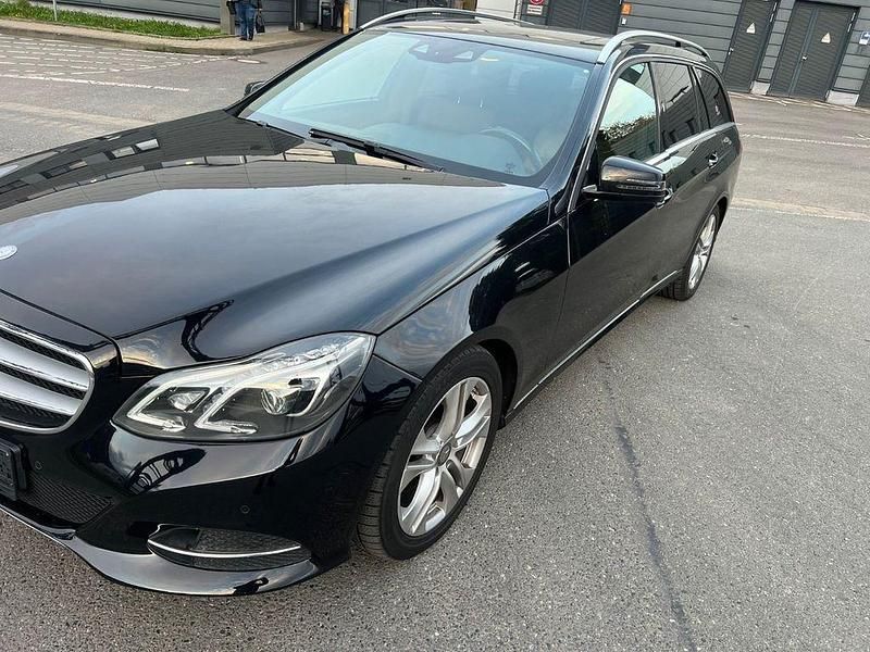 Schwarz Gebraucht 2014 Mercedes E250 Avantgarde Limousine | 14.250 € (Superpreis) - Bild 1/4