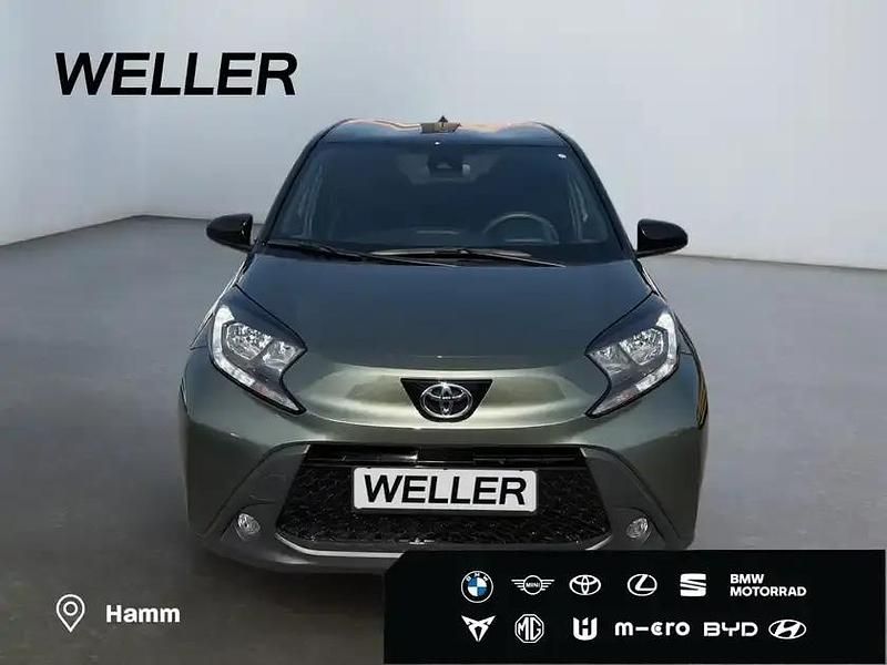 Gebraucht Toyota Aygo 72 PS (52 kW) 2023 Cardamon green / night sky black (schwarz) Kleinwagen
