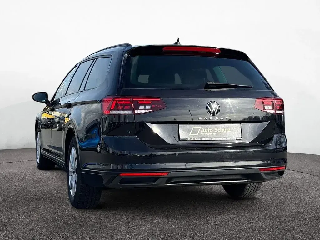 Używany VW Passat Basis 150 KM (110 kW) 2022 Czarny Kombi