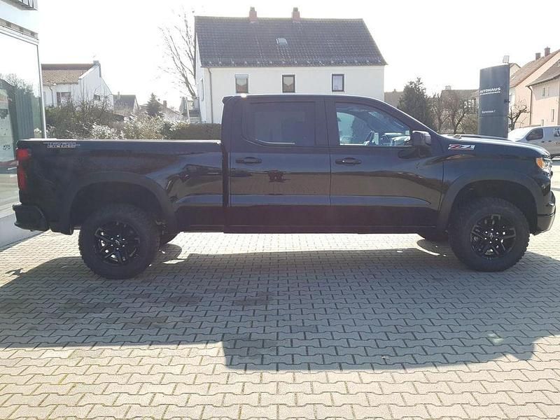 Neu Chevrolet Silverado 360 PS (264 kW) 2025 Schwarz SUV