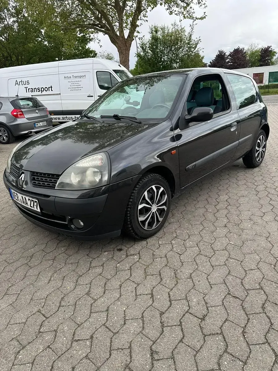 Używany Renault Clio II 73 KM (53 kW) 2002 Czarny Hatchback