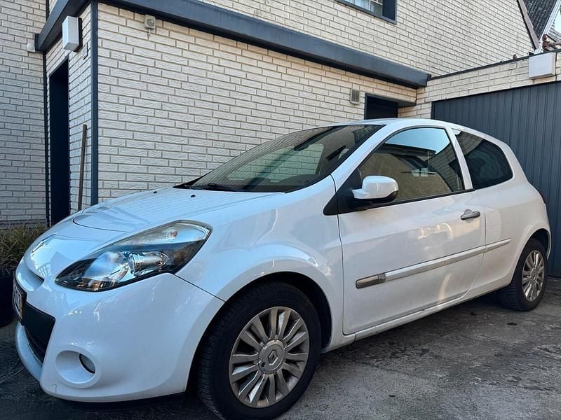 Gebraucht Renault Clio II 101 PS (74 kW) 2009 Weiß Kleinwagen