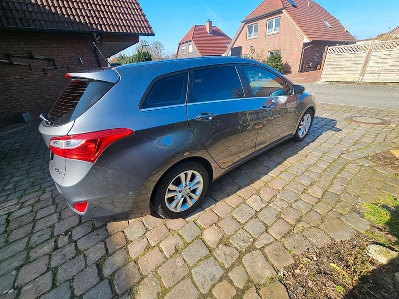 Gebraucht Hyundai i30 Style 110 PS (80 kW) 2014 Grau Kombi