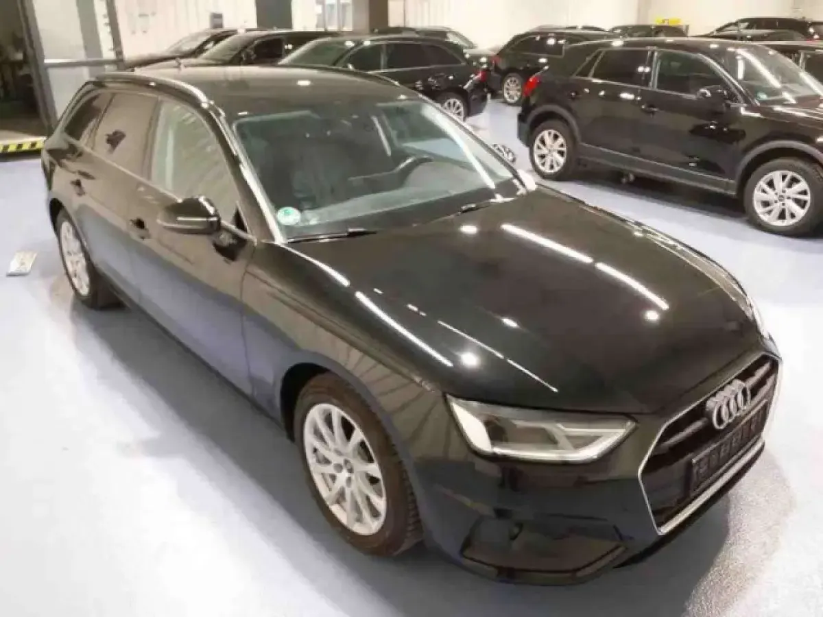 Gebraucht Audi A4 Basis 150 PS (110 kW) 2022 Mythosschwarz metallic Kombi