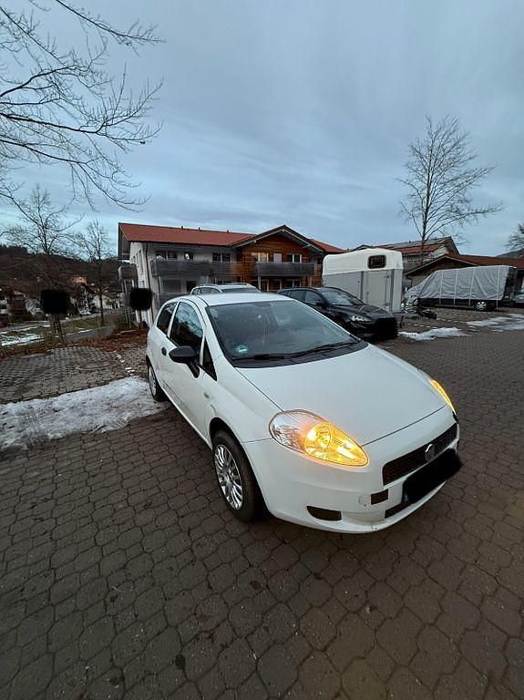 Weiß Gebraucht 2012 Fiat Grande Punto Kleinwagen | 1.750 € (Guter Preis) - Bild 1/4