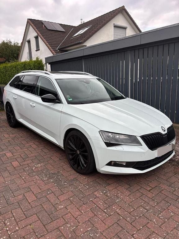 Weiß Gebraucht 2016 Skoda Superb Kombi | 13.750 € (Fairer Preis) - Bild 1/4
