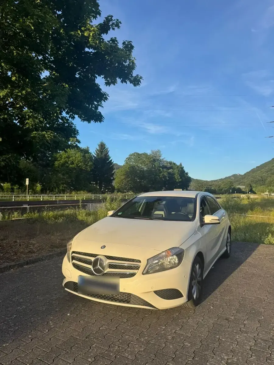 Gebraucht Mercedes A180 109 PS (80 kW) 2012 Weiß Limousine