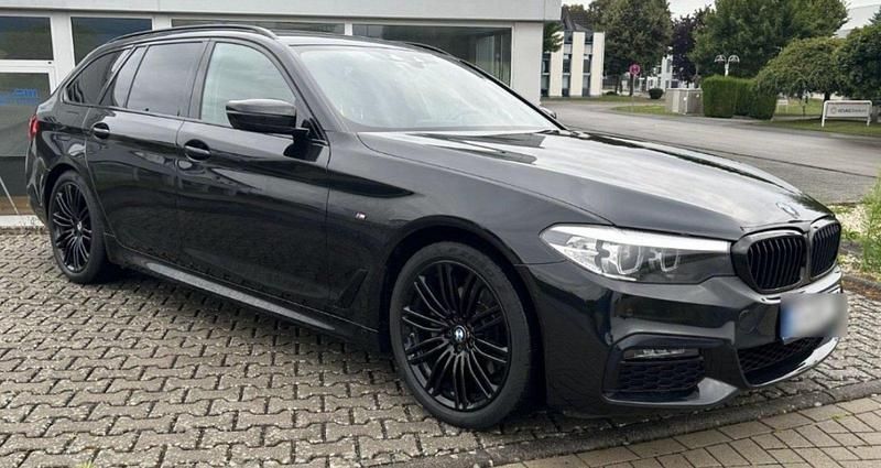Schwarz Gebraucht 2019 BMW 520 Shadowline Kombi | 26.800 € (Guter Preis) - Bild 1/4