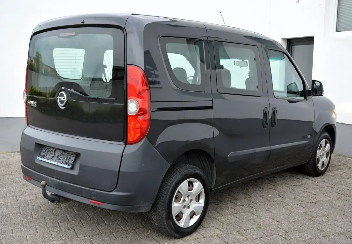 Używany Opel Combo Selection 95 KM (69 kW) 2016 Czarny Minivan