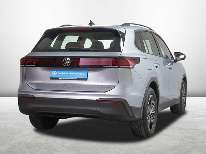 Gebraucht VW Tiguan Life 131 PS (96 kW) 2024 Oyster silver metallic SUV