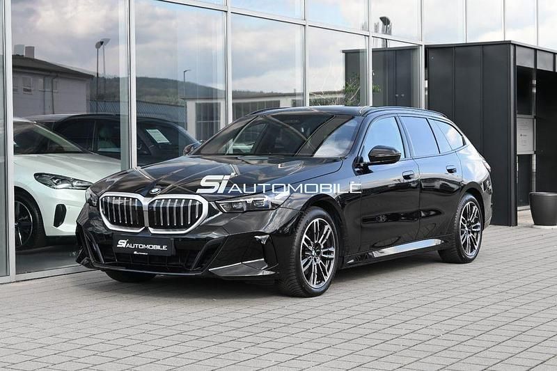 Saphirschwarz Gebraucht 2024 BMW 540 M Sport Kombi | 67.950 € - Bild 1/4