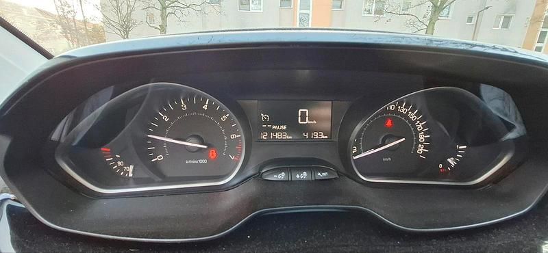 Gebraucht Peugeot 208 Active 82 PS (60 kW) 2016 Weiß Kleinwagen