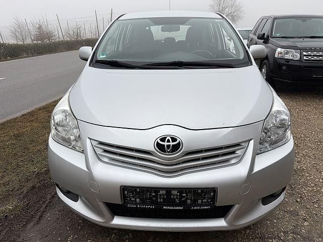 Gebraucht Toyota Verso Life 126 PS (92 kW) 2009 Silber Van / Kleinbus
