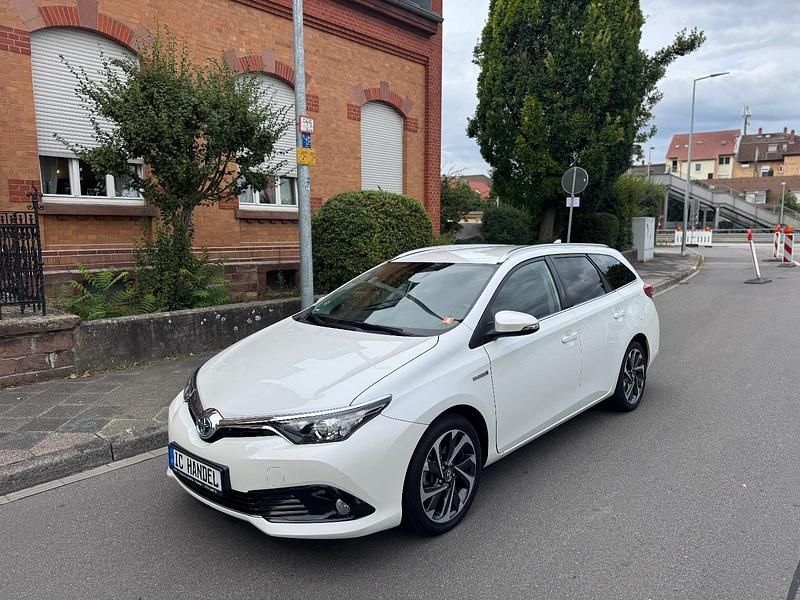Weiß Gebraucht 2015 Toyota Auris Touring Sports Design Kombi | 11.950 € (Fairer Preis) - Bild 1/4