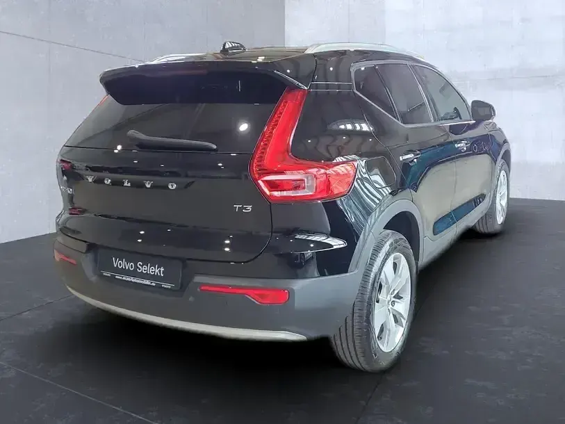 Gebraucht Volvo XC40 Momentum 163 PS (119 kW) 2022 Schwarz SUV