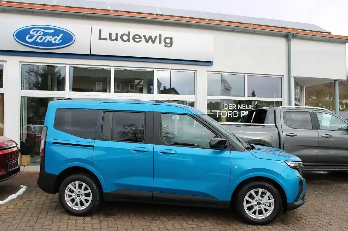 Neu Ford Tourneo Courier Titanium 125 PS (91 kW) 2026 Blau Van / Kleinbus