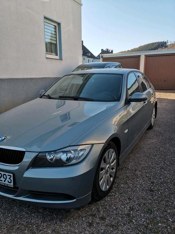 Grau Gebraucht 2005 BMW 320 Limousine | 6.000 € (Etwas zu teuer) - Bild 1/4