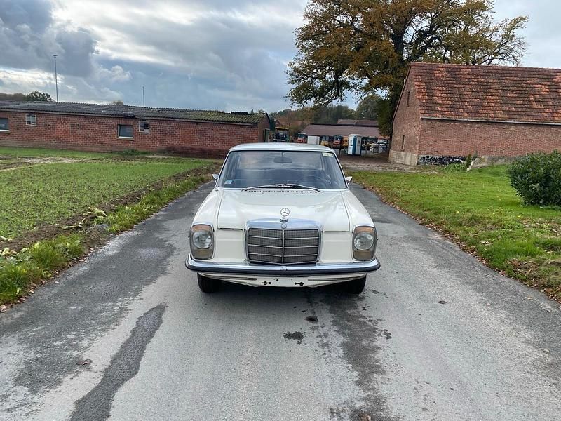 Weiß Gebraucht 1970 Mercedes W115 Limousine | 7.200 € - Bild 1/4