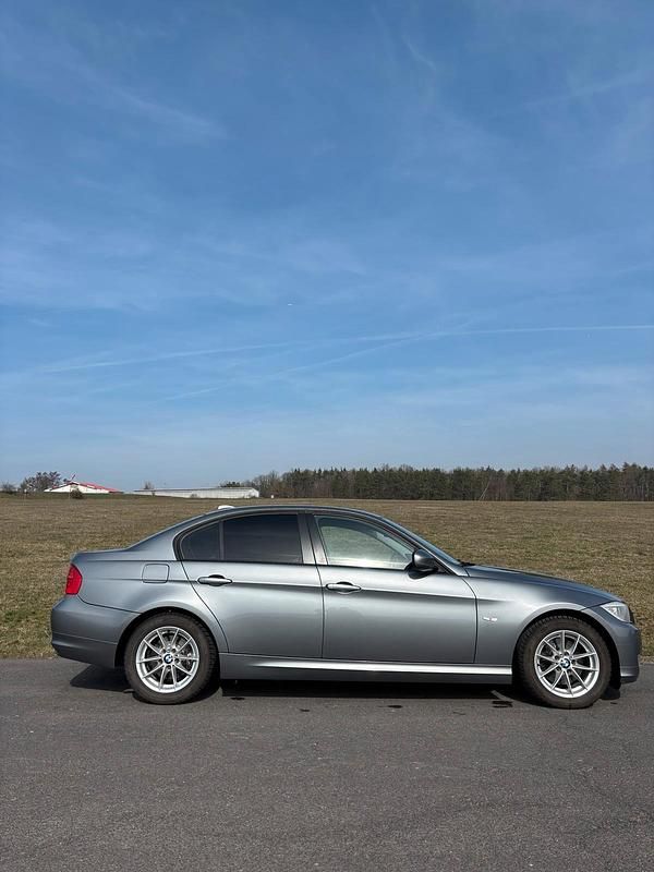 Gebraucht BMW 320 184 PS (135 kW) 2011 Grau Limousine