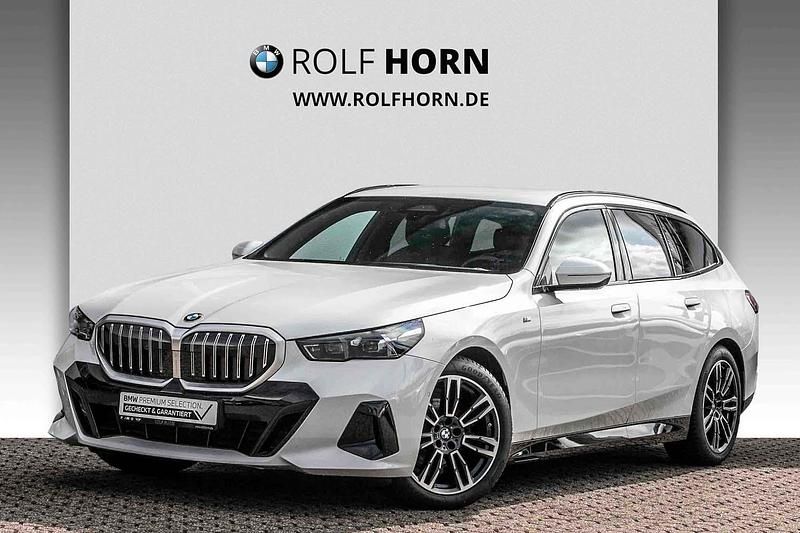 Weiß Gebraucht 2024 BMW 520 Comfort Edition Kombi | 51.510 € (Fairer Preis) - Bild 1/4