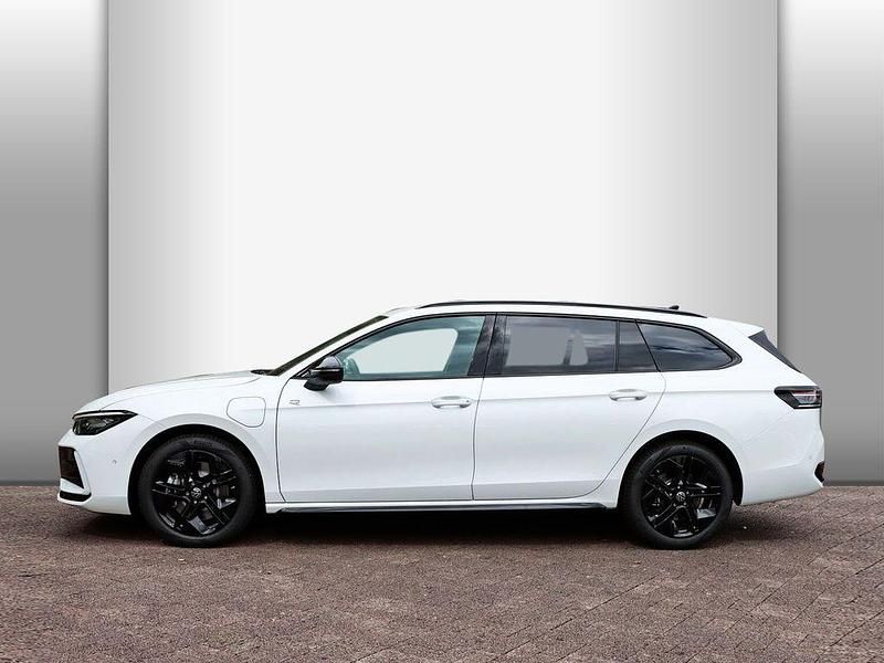 Gebraucht VW Passat R-line 177 PS (130 kW) 2025 Oryxweiß perlmutteffekt Kombi