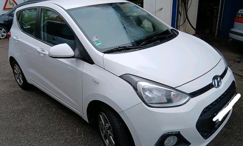 Weiß Gebraucht 2016 Hyundai i10 Kleinwagen | 5.900 € (Guter Preis) - Bild 1/4