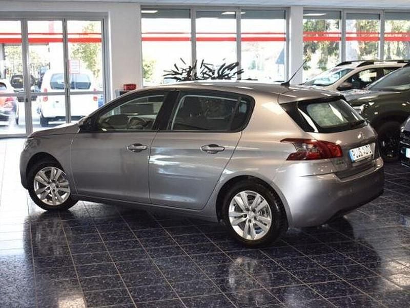 Gebraucht Peugeot 308 Active 110 PS (80 kW) 2021 Grau Limousine