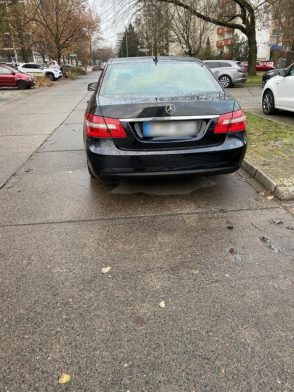 Second-hand Mercedes E250 258 CP (189 kW) 2009 Negru Berlinǎ