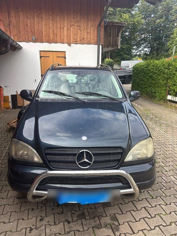 Schwarz Gebraucht 2001 Mercedes ML270 SUV | 5.250 € (Etwas zu teuer) - Bild 1/4