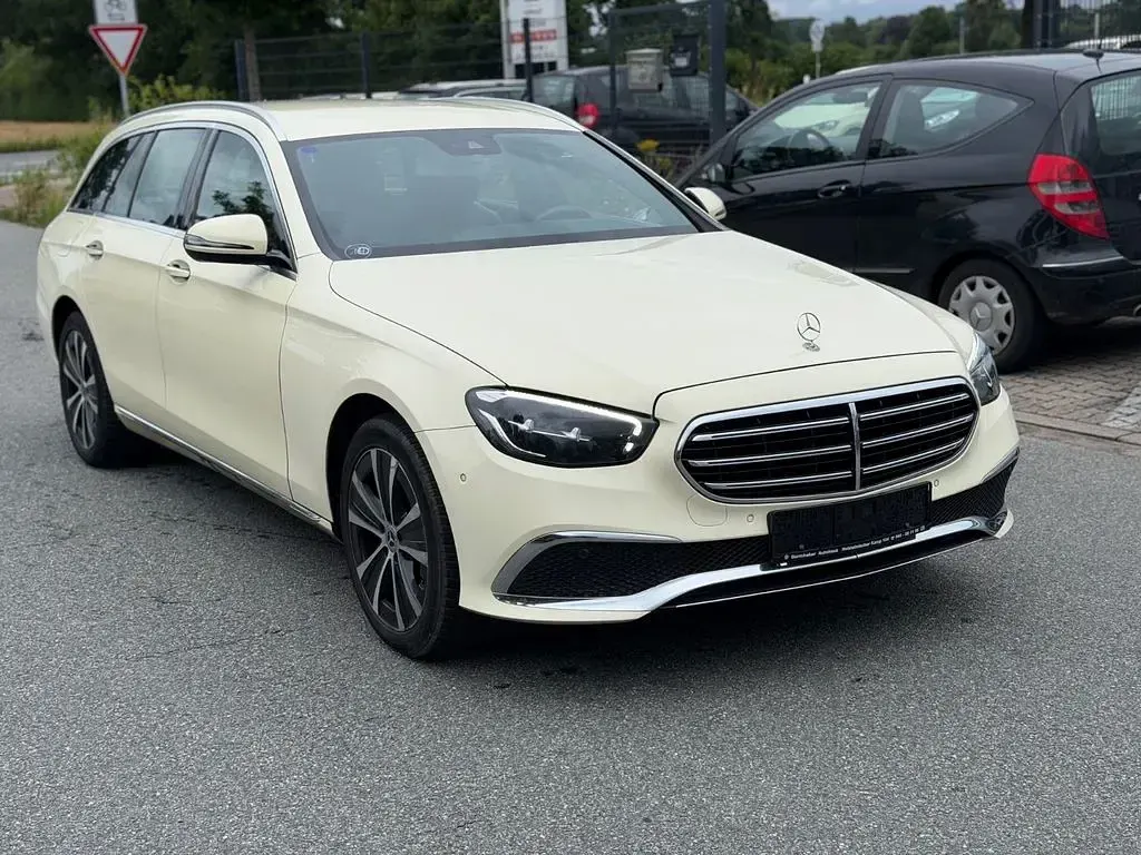 Gebraucht Mercedes E220 Avantgarde 194 PS (142 kW) 2024 Schwarz Limousine