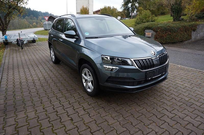 Grau Gebraucht 2020 Skoda Karoq Ambition SUV | 19.990 € (Superpreis) - Bild 1/4