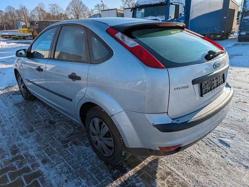 Gebraucht Ford Focus Trend 101 PS (74 kW) 2006 Silber Limousine