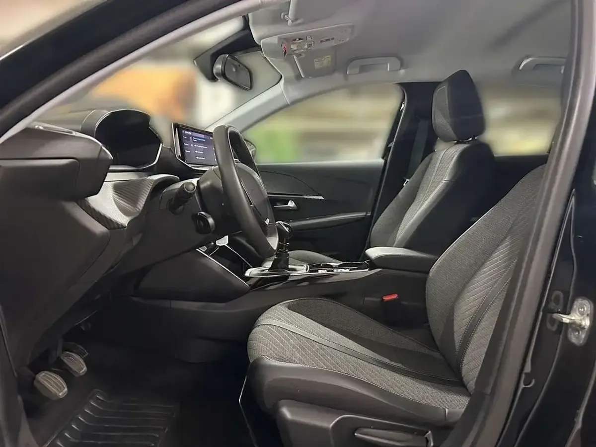 Gebraucht Peugeot 208 Allure 101 PS (74 kW) 2025 Perla nera schwarz Kleinwagen