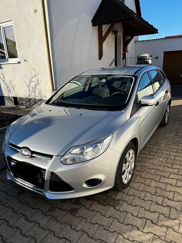 Gebraucht Ford Focus Ambiente 101 PS (74 kW) 2014 Silber Kombi