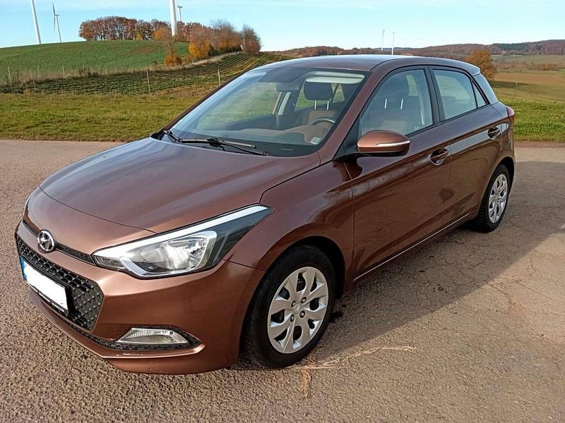 Braun Gebraucht 2017 Hyundai i20 Kleinwagen | 7.600 € (Guter Preis) - Bild 1/4