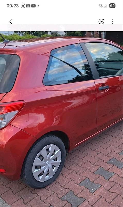 Gebraucht Toyota Yaris 69 PS (50 kW) 2012 Rot Kleinwagen
