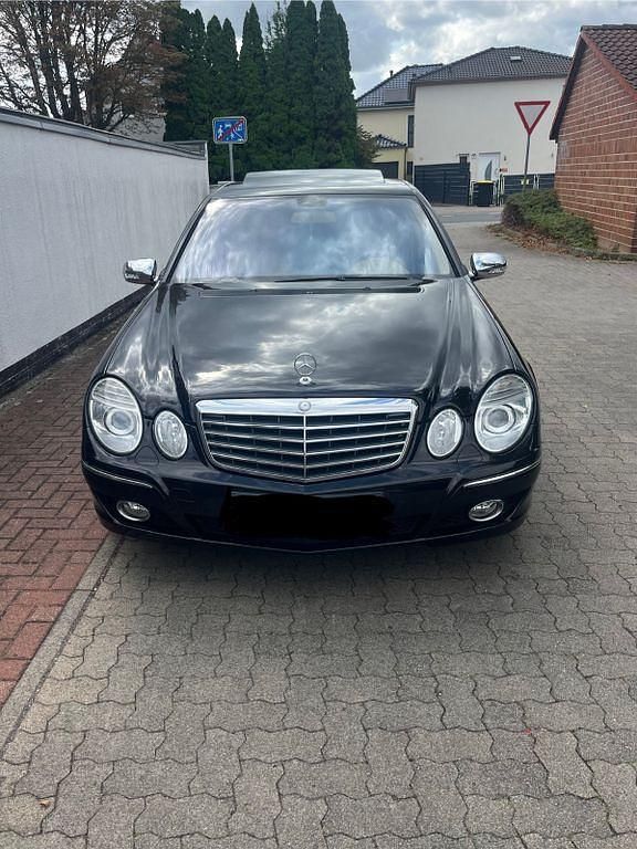 Schwarz Gebraucht 2006 Mercedes E320 Elegance Limousine | 7.750 € (Etwas zu teuer) - Bild 1/4