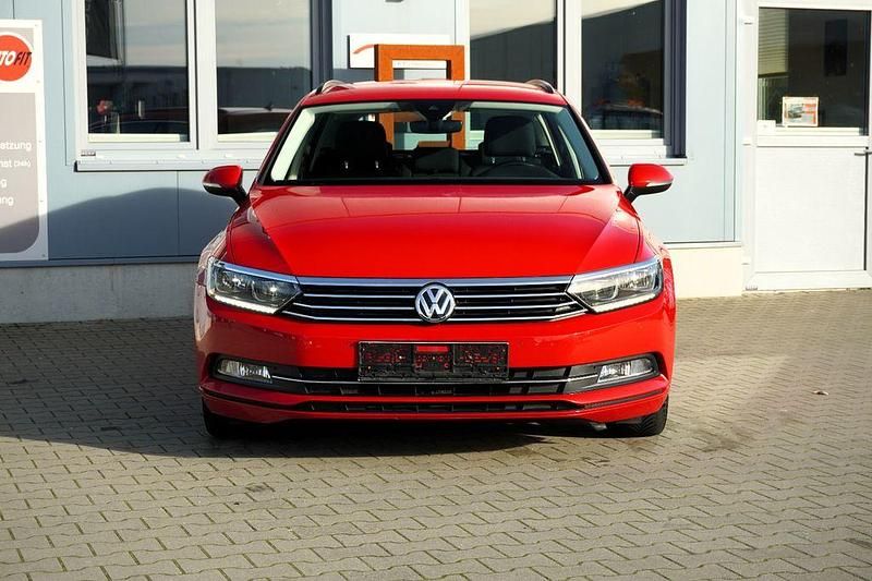 Gebraucht VW Passat Comfortline 120 PS (88 kW) 2018 Rot Kombi