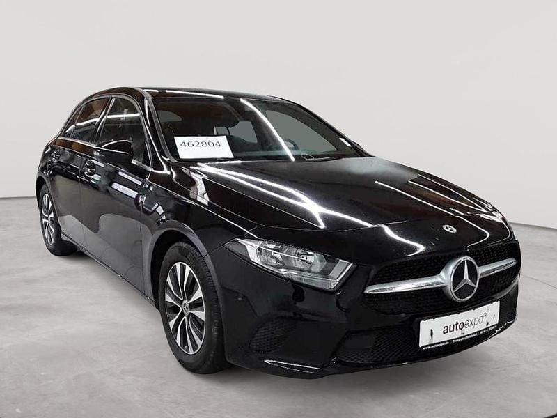 Kosmosschwarz metallic Gebraucht 2021 Mercedes A180 Style Limousine | 18.590 € (Guter Preis) - Bild 1/4