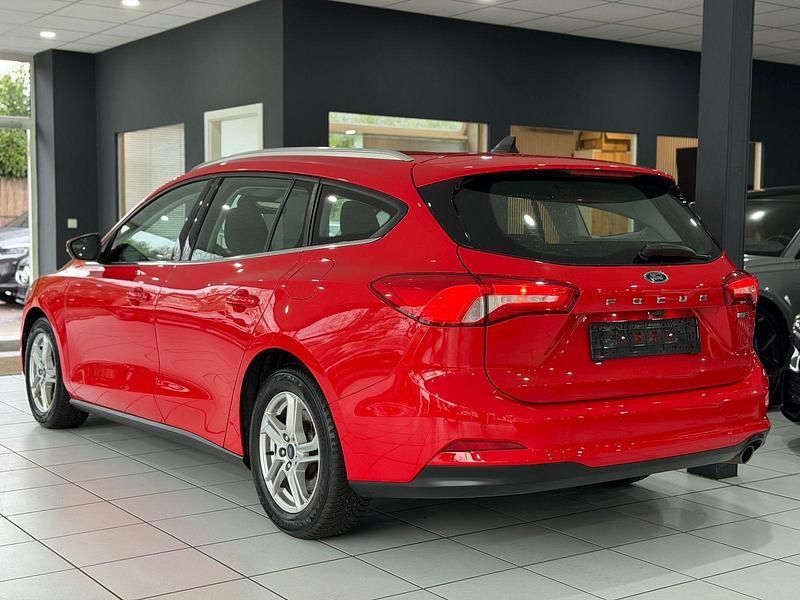 Używany Ford Focus Cool & Connect 125 KM (91 kW) 2021 Czerwony Kombi