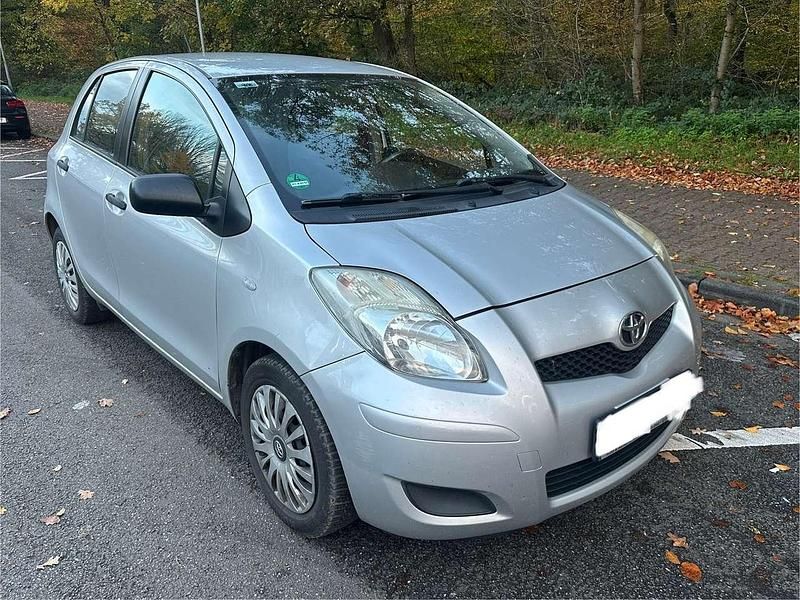 Gebraucht Toyota Yaris Cool 101 PS (74 kW) 2010 Silver mica metallic Kleinwagen