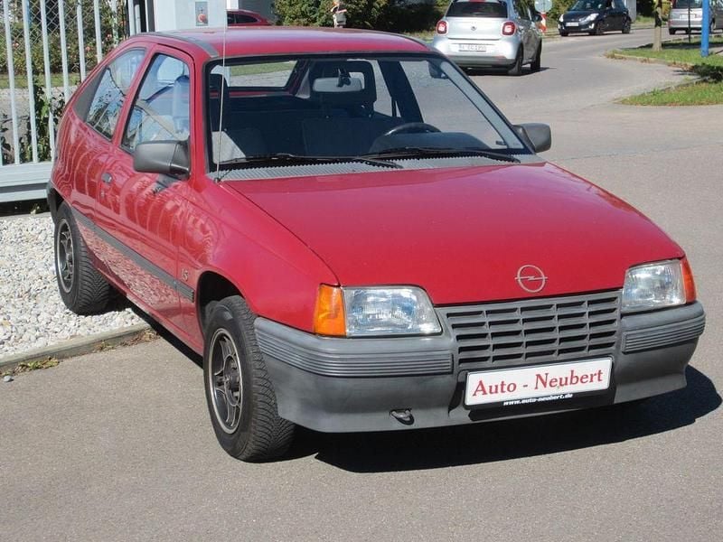 Rot Gebraucht 1986 Opel Kadett Limousine | 3.950 € - Bild 1/4