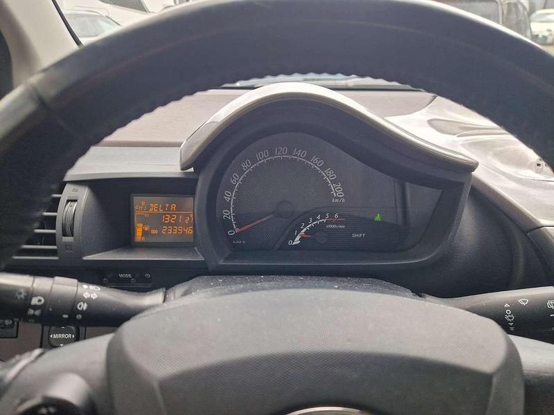 Gebraucht Toyota iQ 90 PS (66 kW) 2009 Silver metallic Kleinwagen