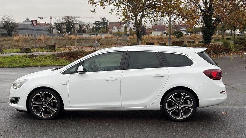 Gebraucht Opel Astra 179 PS (131 kW) 2013 Weiß Kombi