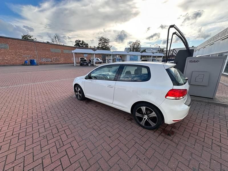 Gebraucht VW Golf VI 80 PS (58 kW) 2010 Weiß Kleinwagen