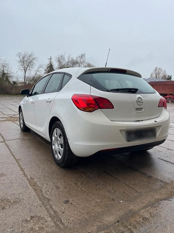 Second-hand Opel Astra 116 CP (85 kW) 2010 Alb Berlinǎ